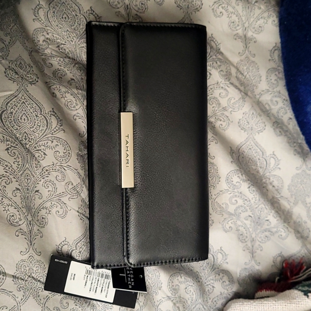 Tahari wallet